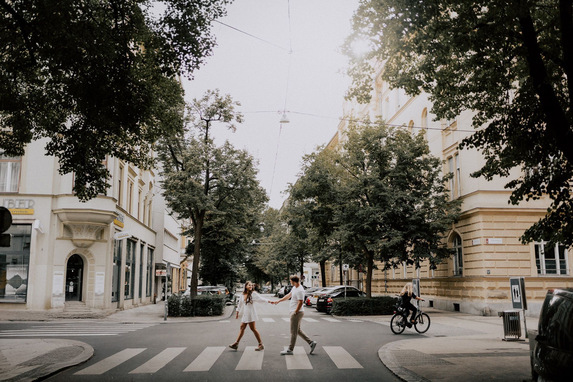 Pärchen läuft über einen Zebrastreifen in der Innenstadt