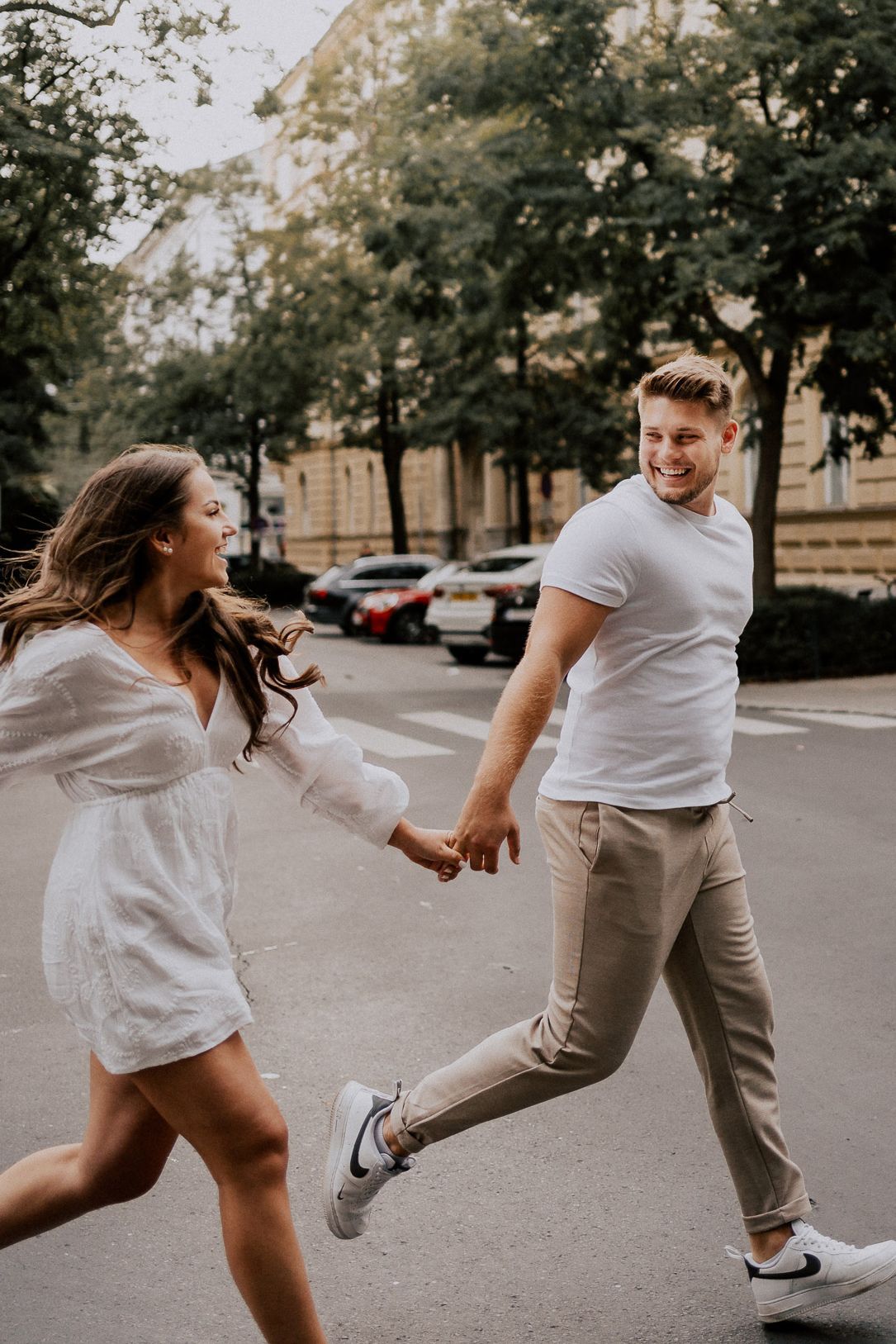 stimmungsvolle Momentaufnahme eines laufenden Paares