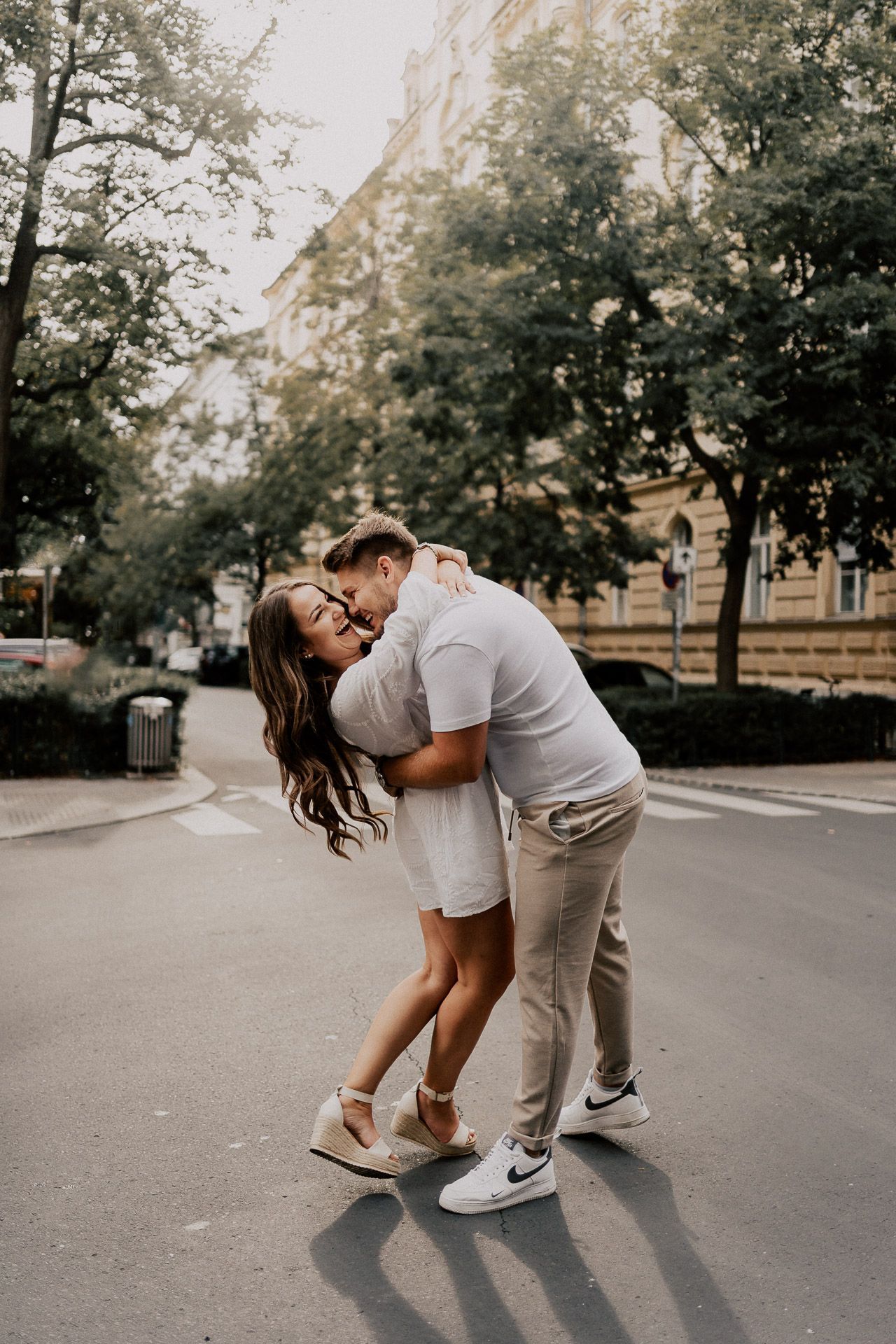 stimmungsvolle Momentaufnahme eines lachenden Paares das sich umarmt