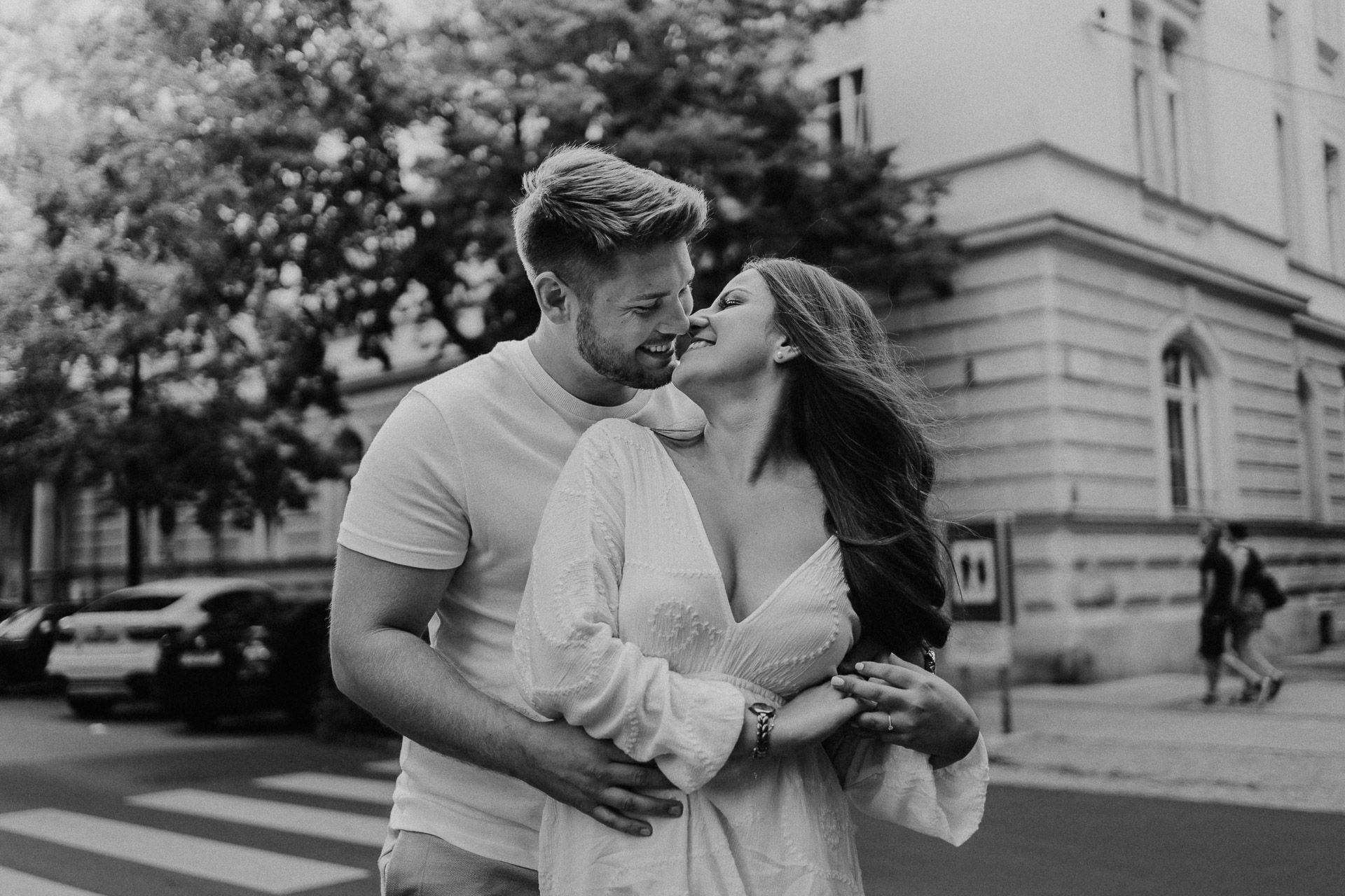 natürliches Schwarz-Weiß-Portrait eines Paares das sich umarmt