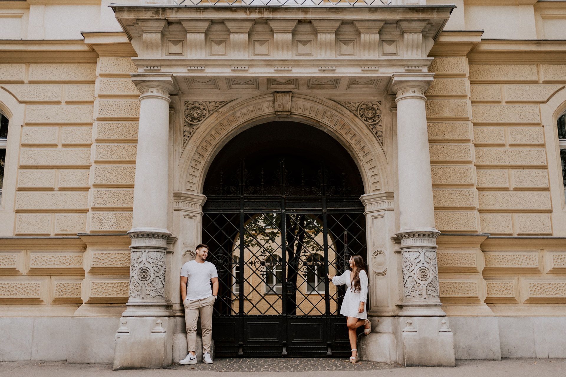 Paar steht sich vor einem großen Altstadt Tor gegenüber