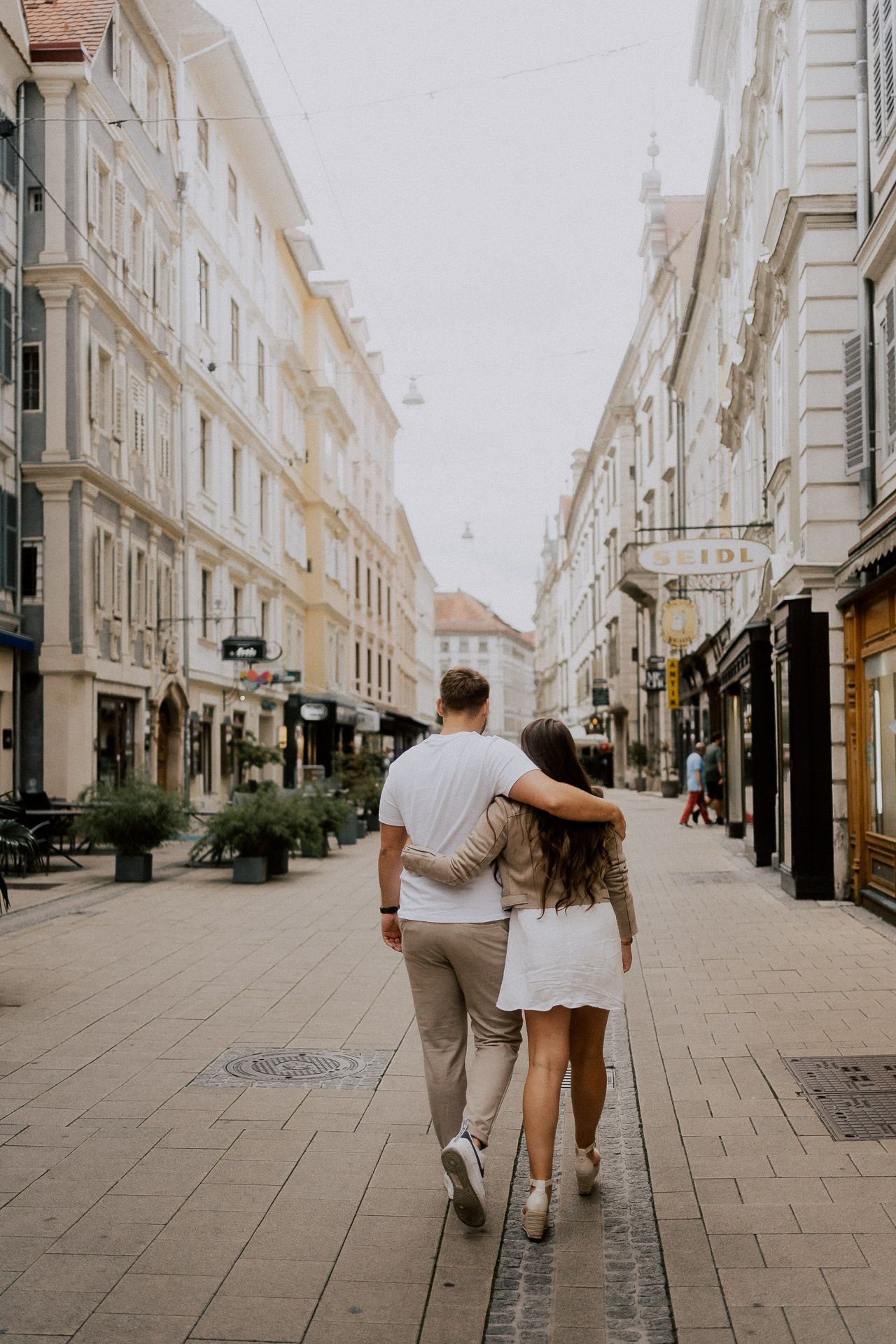 Pärchen spaziert durch Graz von hinten fotografiert