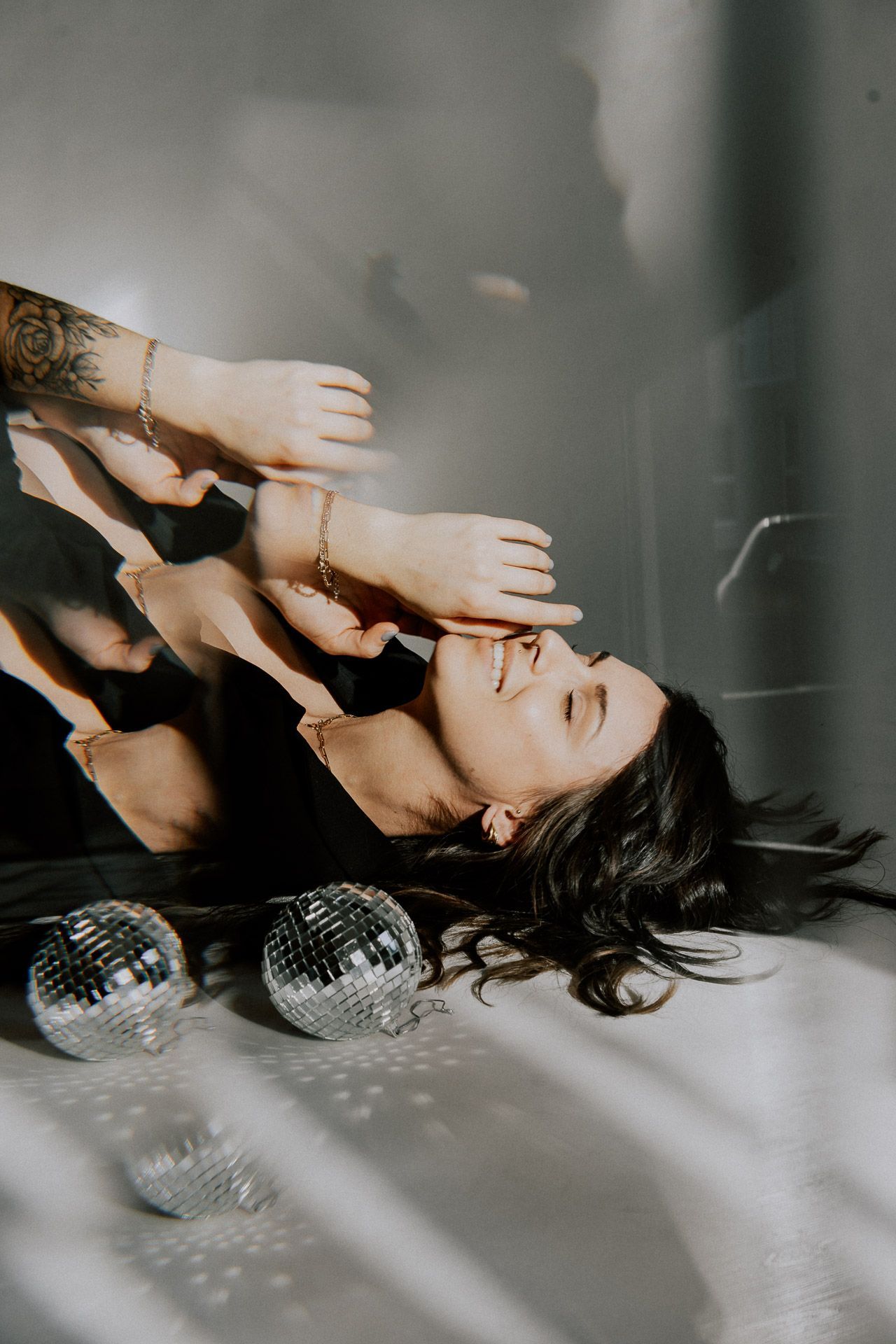 Ein Portraitfoto einer Dame, welche lächelt und schwarze Klamotten trägt