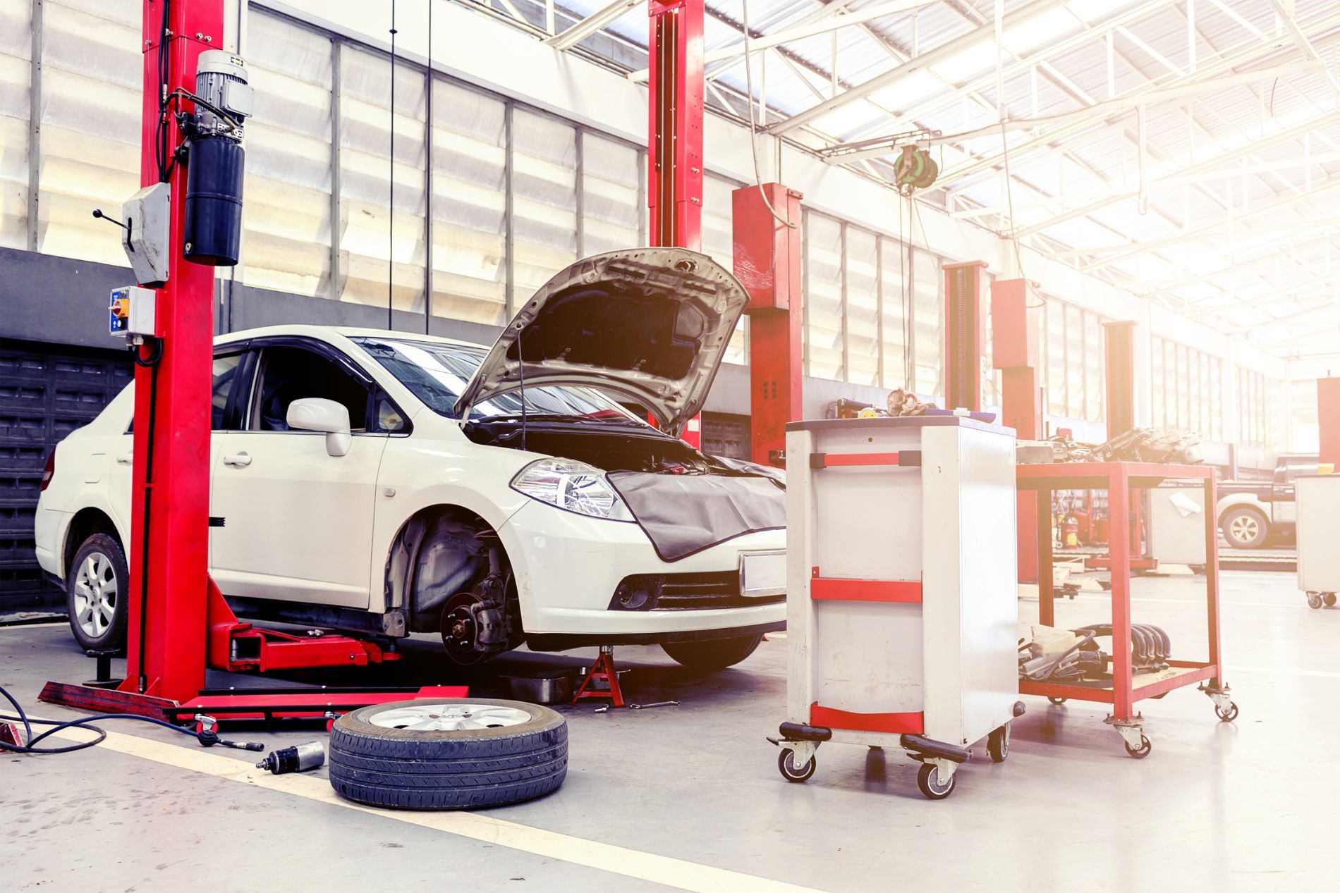 Meccanici in un'autofficina