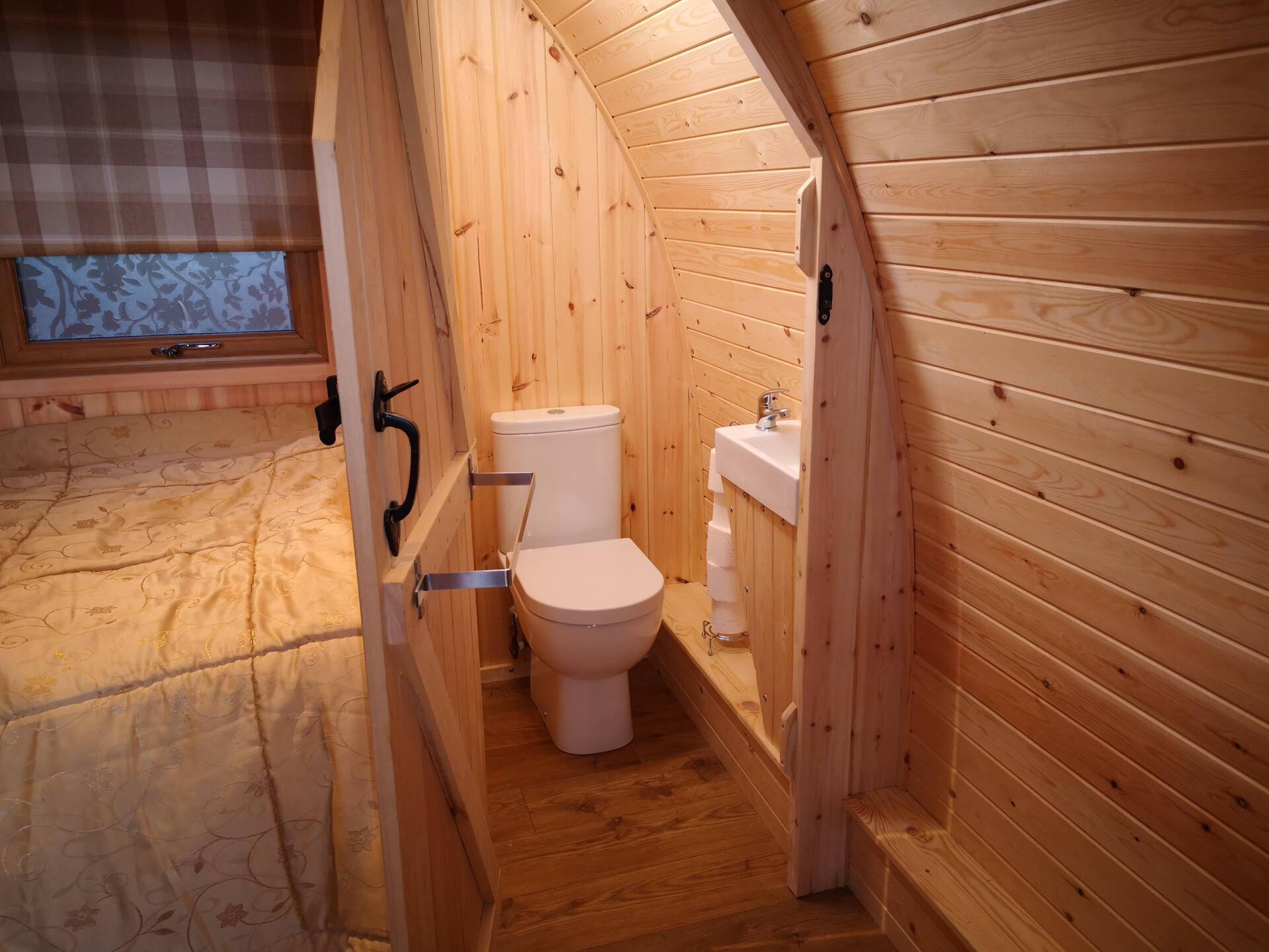 Glamping Pods with Toilets Three Horseshoes, Lincolnshire Wolds