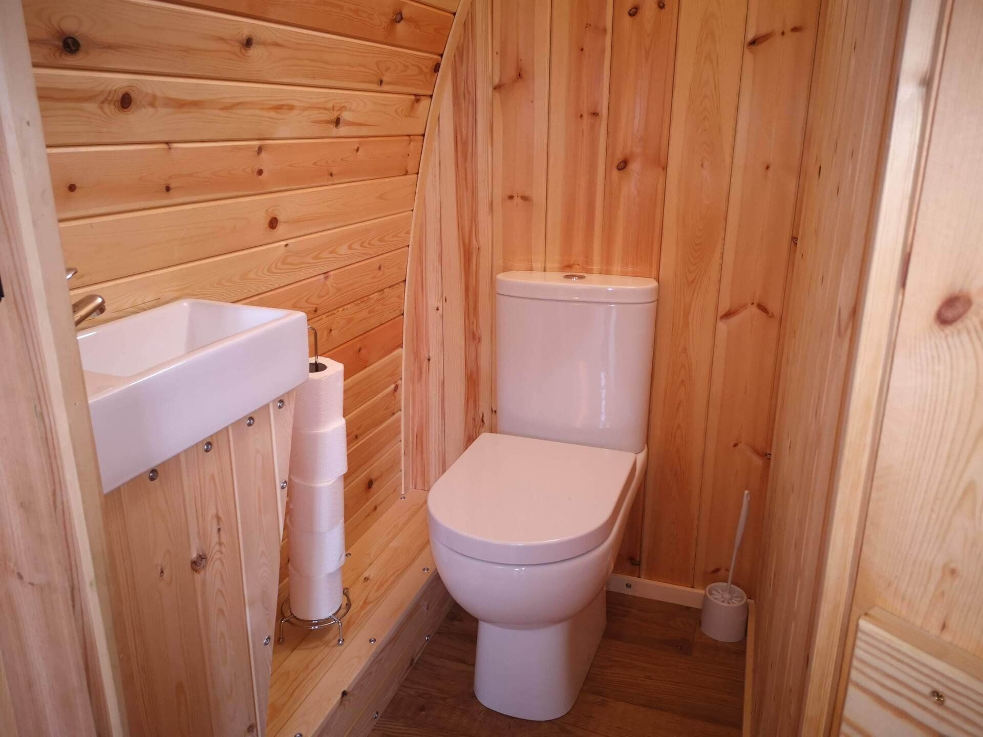 Glamping Pods with Toilets Three Horseshoes, Lincolnshire Wolds