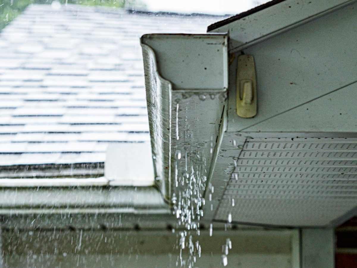 Water leaking from a gutter that needs replaced