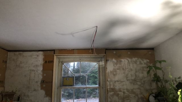 Op de isolatieblokken komt eerst een laagje contactprimer (dat witte). Anders hecht leem er niet op.