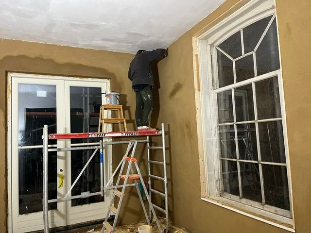 De tweede laag basisleem zit bijna op de isolatie. Je ziet aan het donkere leem waar het nog nat is.