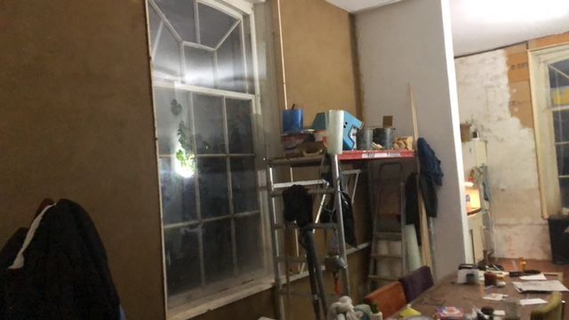 Voor deze wand is dit de laatste laag leem. Het is nog vrij ruw en moet nog meer afgewerkt worden.