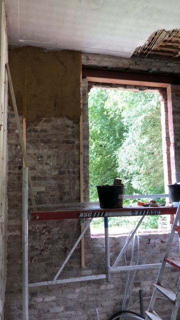 Meestal kruipt de leem op, maar een enkele keer is het handiger om bovenaan te starten.