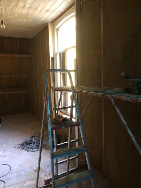 Over deze basislaag komt isolatie, en daarna een primer, dan weer basisleem en dan nog een finish.