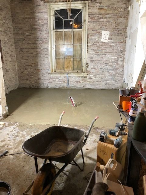 In sommige gevallen moet al het oude pleisterwerk eraf. Behalve dat ene kleine stukje dan :)