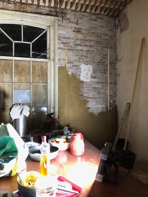 De leem kruipt op, en binnenkort moet ook het gezichte er aan geloven.