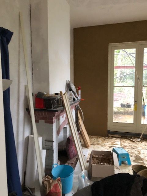 De lemen wand vormt een mooi contrast met de gipsstuc-wanden en plafonds