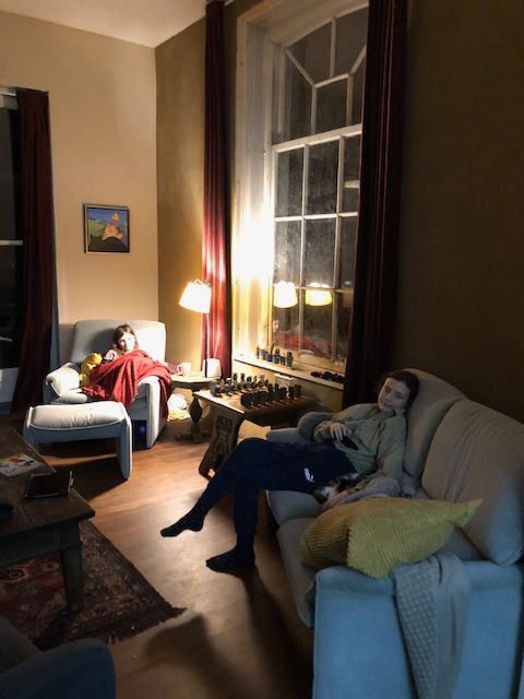 De linkerwand kreeg een finish in Delphi wit en de andere wand bleef basisleem-bruin.