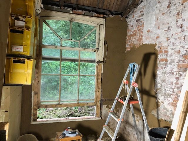 Een laag basisleem op oud metselwerk. Hierna komt er houtvezelisolatie op