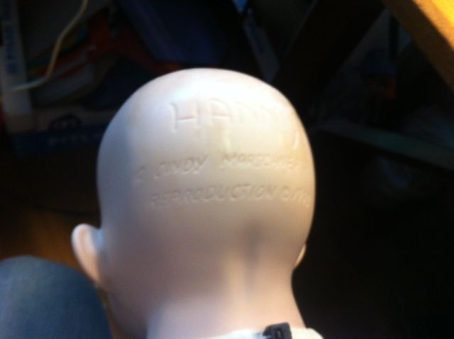 Soms staan er hele verhalen op de hoofden van de porseleinen poppen. Deze heet blijkbaar Hanny