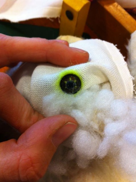 Beer moest een stukje verstevigend vilt onder zijn oude neus, zodat hij niet weer kapot geknuffeld kon worden