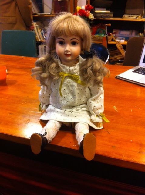 Soms heeft een pop gewoon een grote beurt nodig. Met heel veel geduld wordt alles schoongemaakt en bijgewerkt.