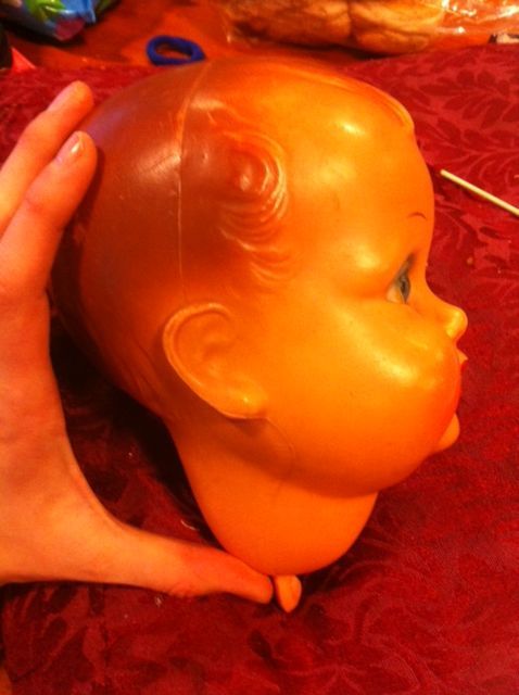 Na reiniging krijgt de celluloid weer zijn oorspronkelijke kleur terug. Een geduldwerkje.