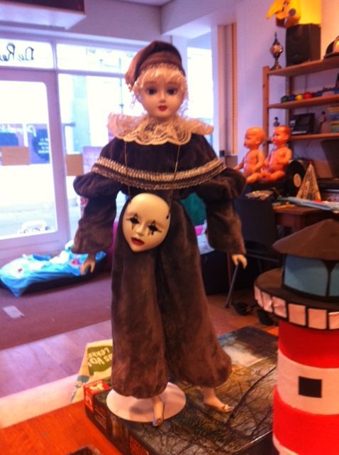 Ook porseleinpoppen moeten in de was- maar dan wel heel voorzichtig!