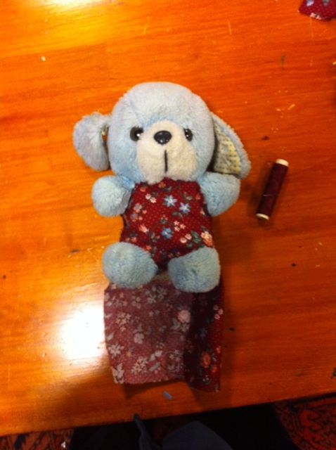 Dit beertje had teveel geknuffeld. Zijn oren en lijf waren helemaal versleten. Samen met de eigenaar een nieuw pak gekozen.