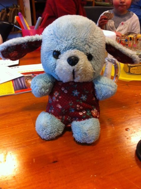 De oortjes zijn met dezelfde stof afgewerkt. Hij ziet er weer top uit!