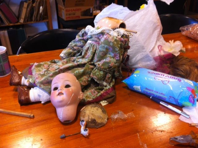 Vaak moet een pop helemaal uit elkaar om de reparaties te kunnen uitvoeren