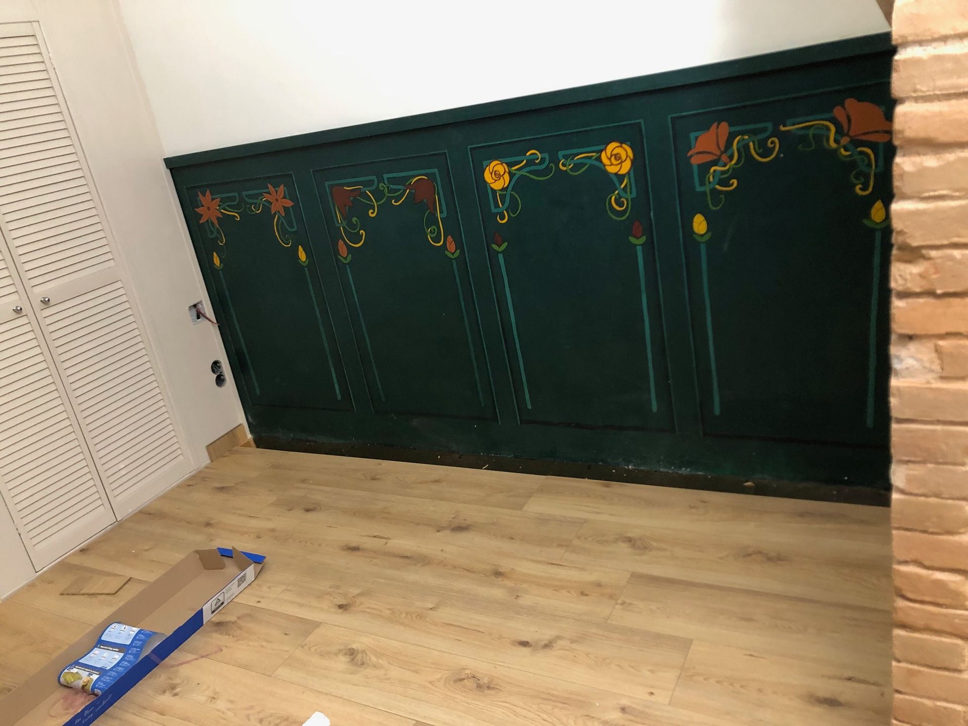 Achterwand van bed in slaapkamer met eenvoudige art-deco pannelling