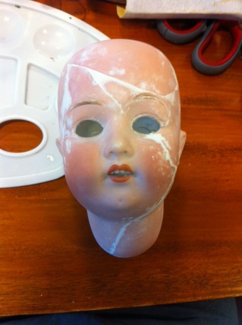 Na het lijmen worden de barsten zorgvuldig gevuld en geschuurd