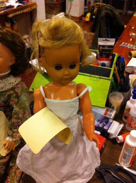 Deze mooie dame had alleen wat nieuw elastiek nodig, en voila, ze zit weer rechtop.