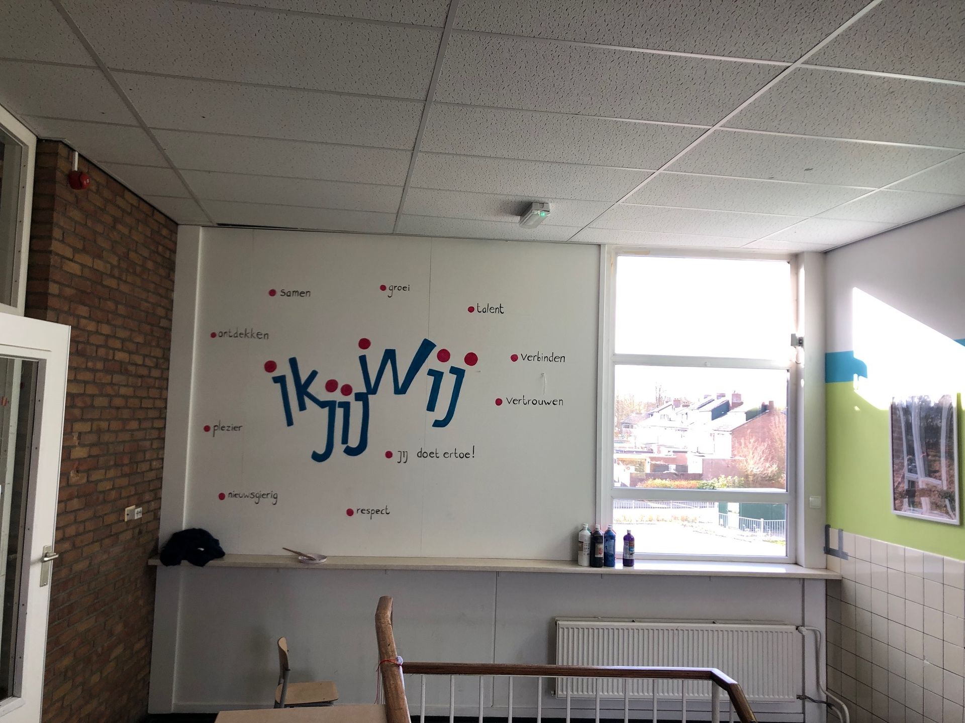 Saai wandje in een school opgefleurd