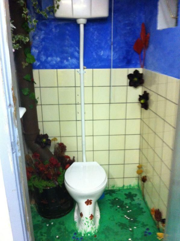 Gepimpte toiletruimte door muurschildering