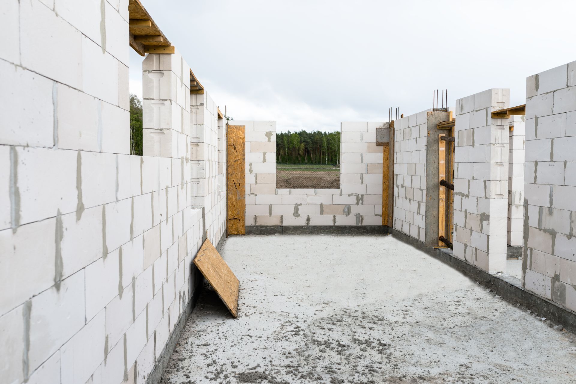 A parking garage with a sign on the wall that says no parking