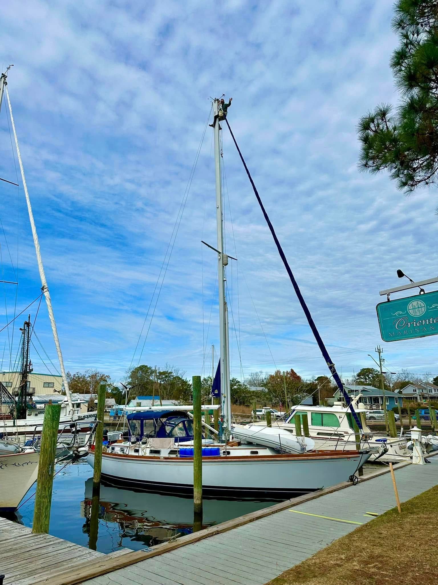 The Allied Advantage Ryan Easter carwash coaching 30 feet in the air on his boat mast.