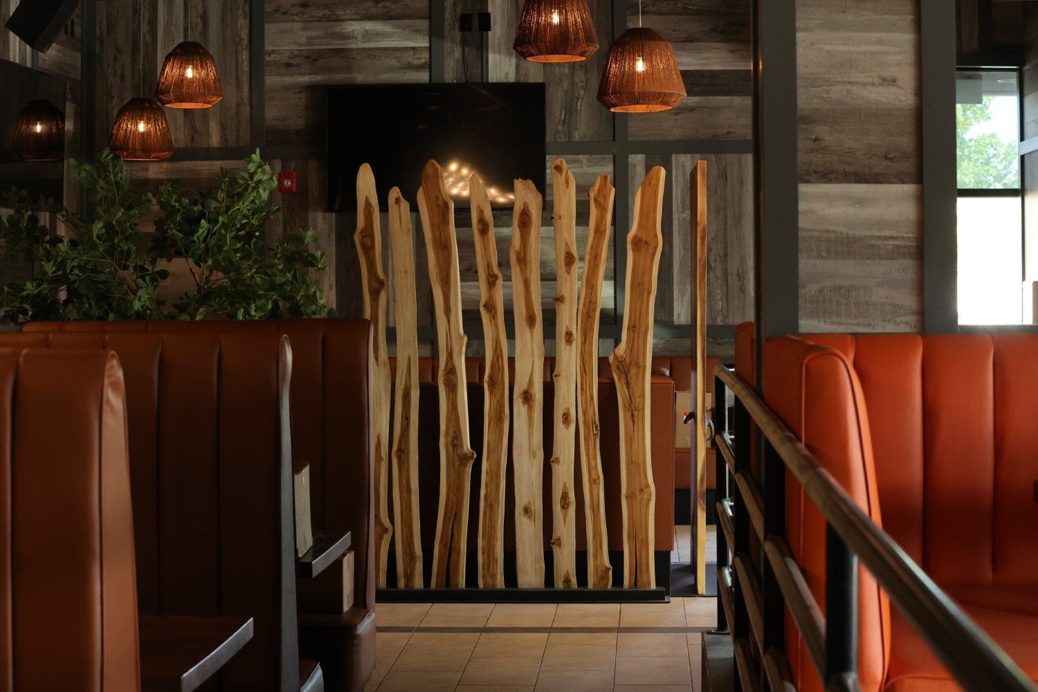 There is a wooden divider in the middle of a restaurant