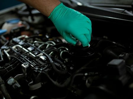 Refueling and pouring oil quality into the engine motor