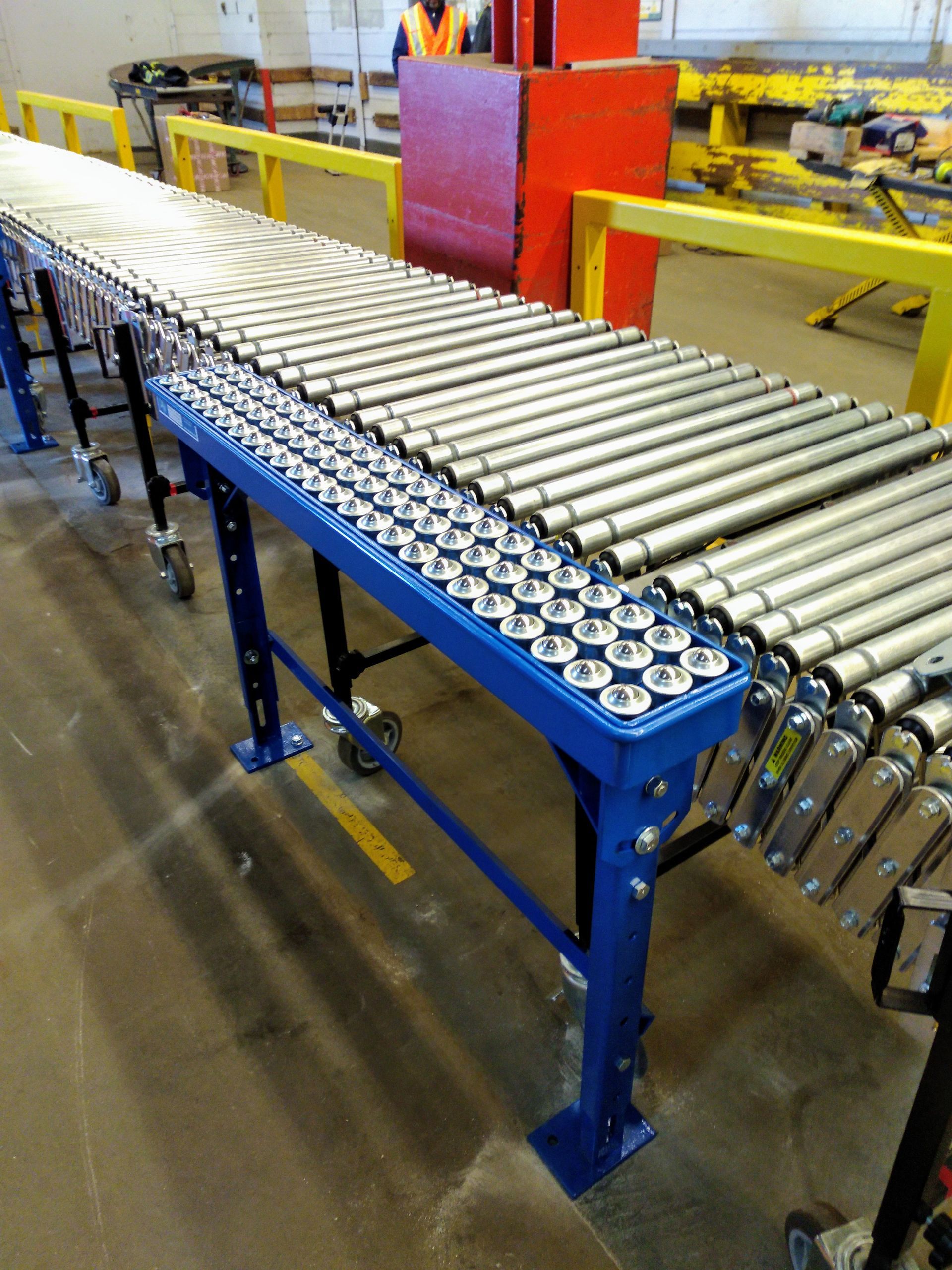 A conveyor belt with a lot of rollers on it