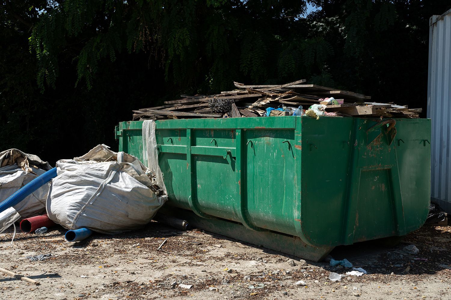 Heavy-duty bin highlighting roll off dumpster rental for post-renovation waste hauling.