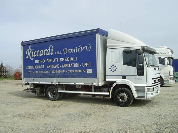 camion per il ritiro e il trasporto di rifiuti speciali