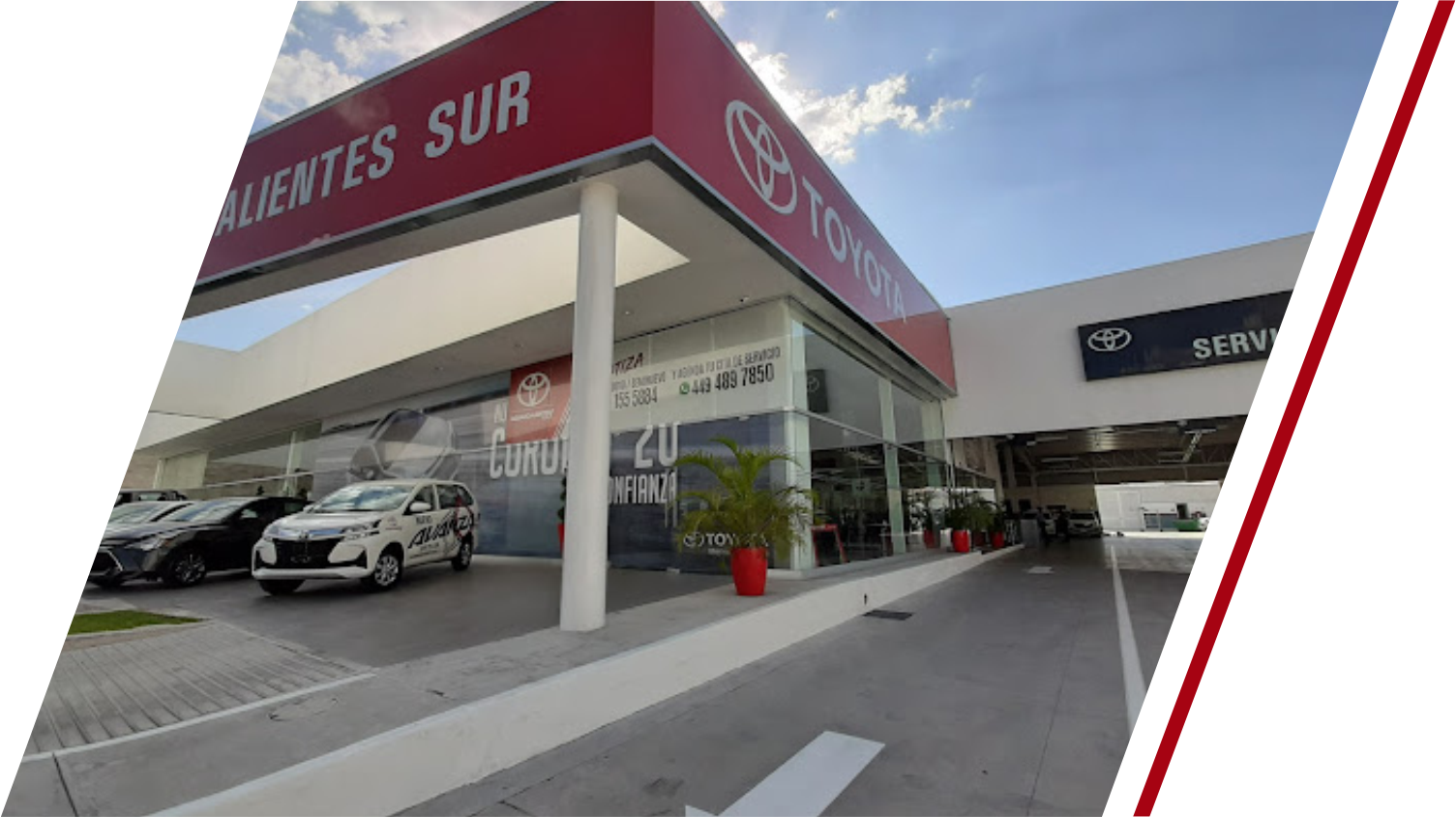 Un concesionario Toyota con coches aparcados delante.