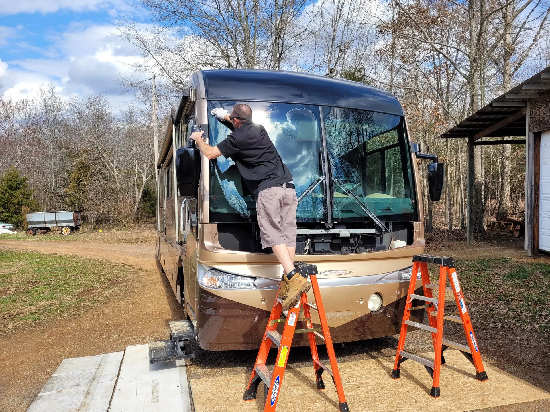 Camper & motorhome windshield replacement in Huntersville, NC