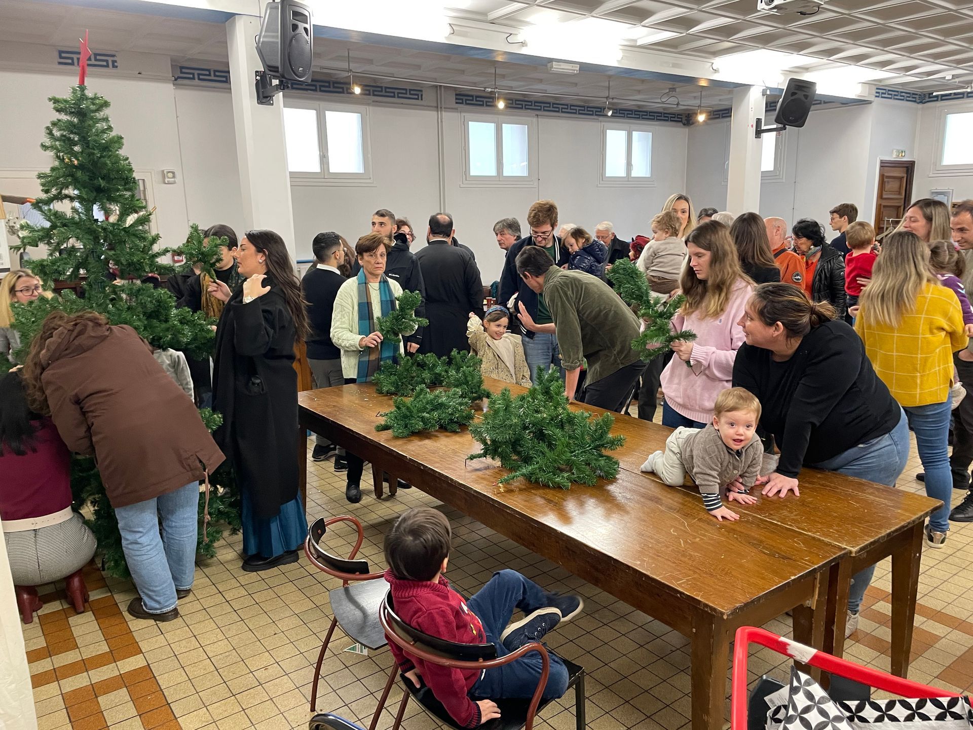 8/12/2024
Décoration du sapin de Noël à la salle paroisse.
