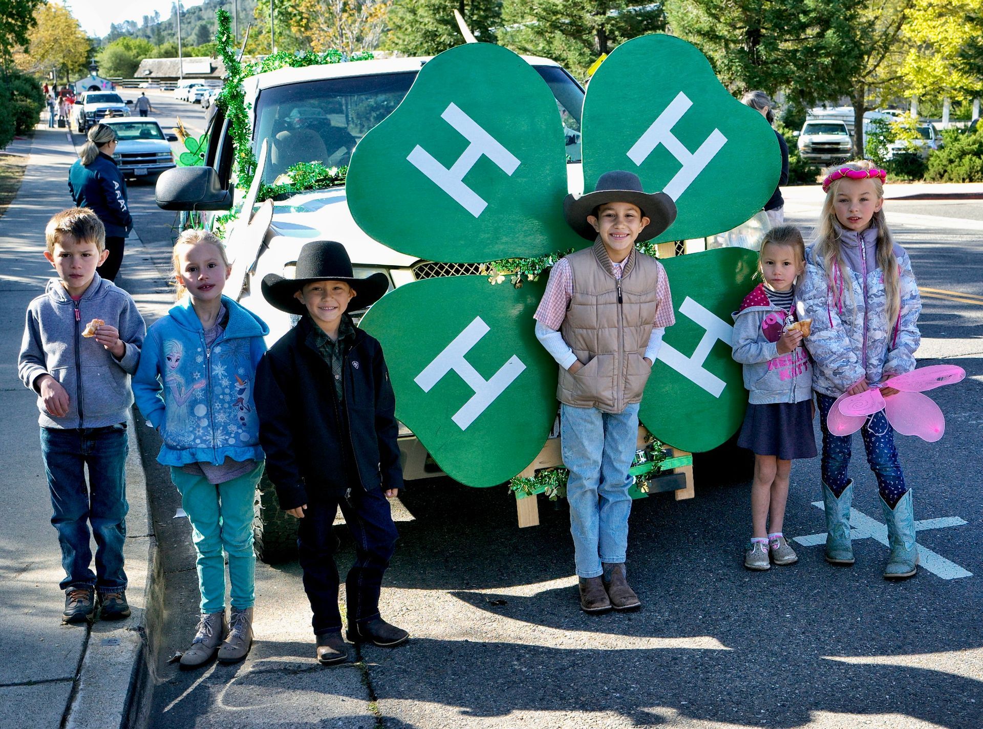 children with a 4-H sign