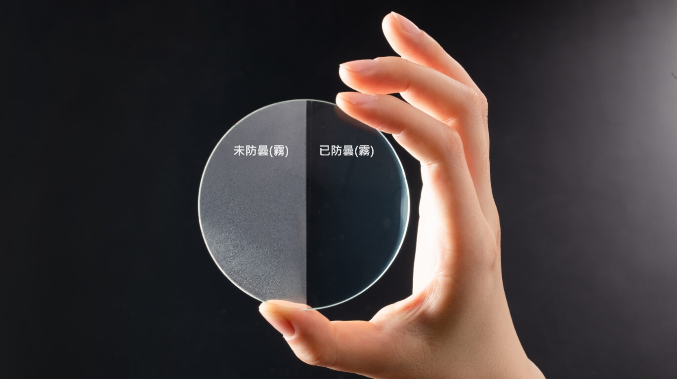 一名戴著口罩和手套的男子正在廚房工作