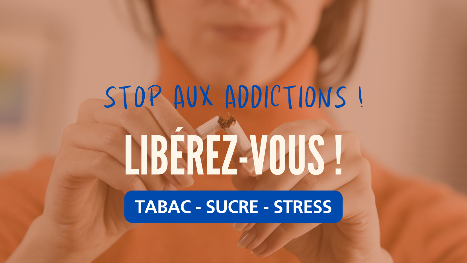 Une pièce avec une table, des chaises et une fenêtre