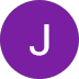 Cercle violet avec un « J » blanc au centre.