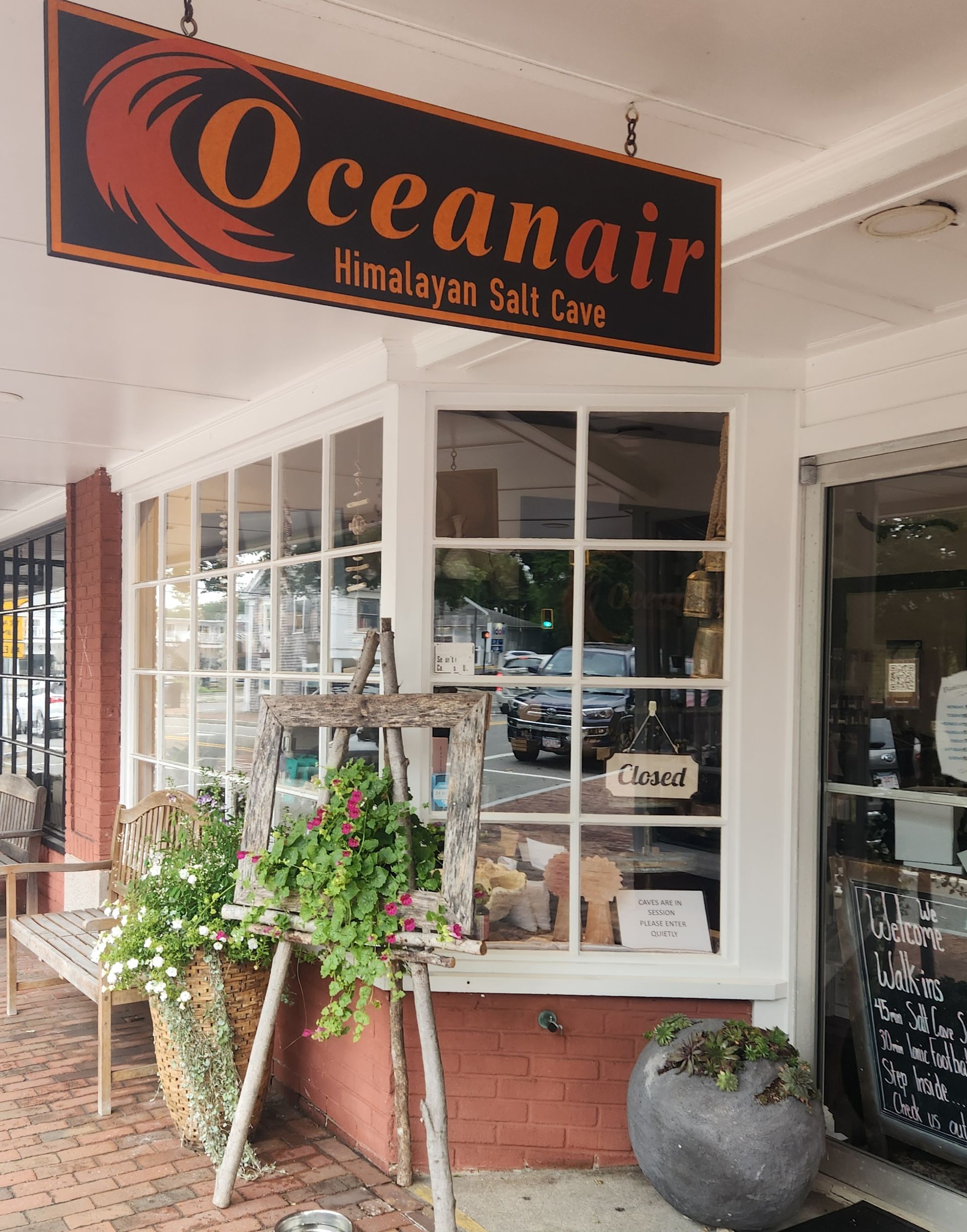 A store front with a sign that says oceanair