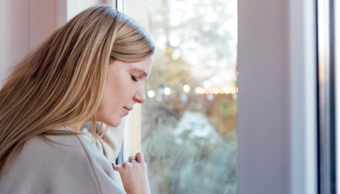 Asesora explicando gastos adicionales en previsión funeraria a una familia